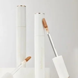 Tube d’Anti-cernes Adelica Atomy ouvert avec applicateur mousse