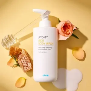Flacon de Gel douche Ultra Riche Atomy sur fond pastel jaune avec note de miel et fleur de rose