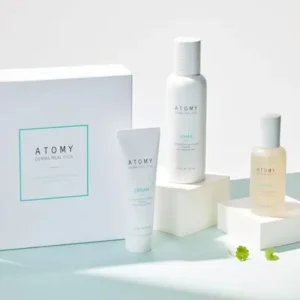 Coffret Derma Real Cica Atomy : tonique, ampoule et crème sur fond pastel