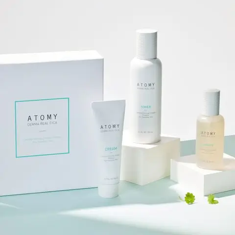 Coffret Derma Real Cica Atomy : tonique, ampoule et crème sur fond pastel