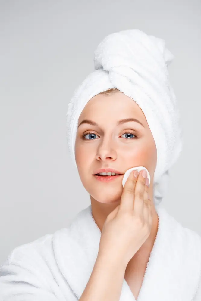 Femme utilisant le nettoyant moussant Atomy sur son visage